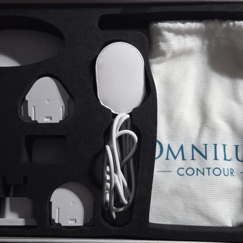 Omnilux Contour LED Face Mask - White and Green - Picture 5 of 7
